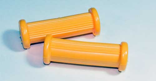 Fußrastengummi in gelb, längsgerippt, alte Bauform